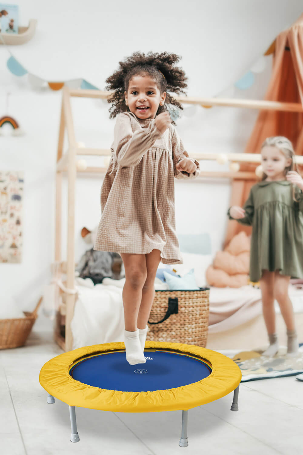 Kind springt lachend auf einem Trimilin-kids Kindertrampolin