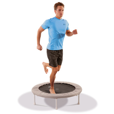 Mann joggt auf einem Minitrampolin