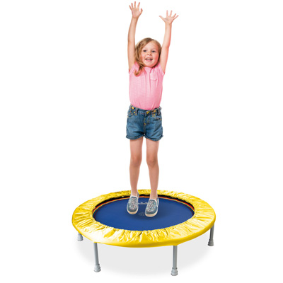 Kind springt auf einem Trimilin Trampolin in die Höhe