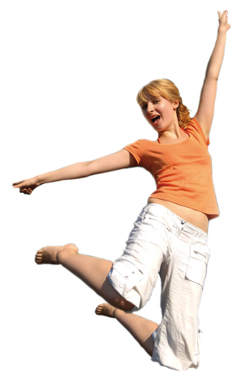 junge frau springt in die höhe und streckt beide arme aus